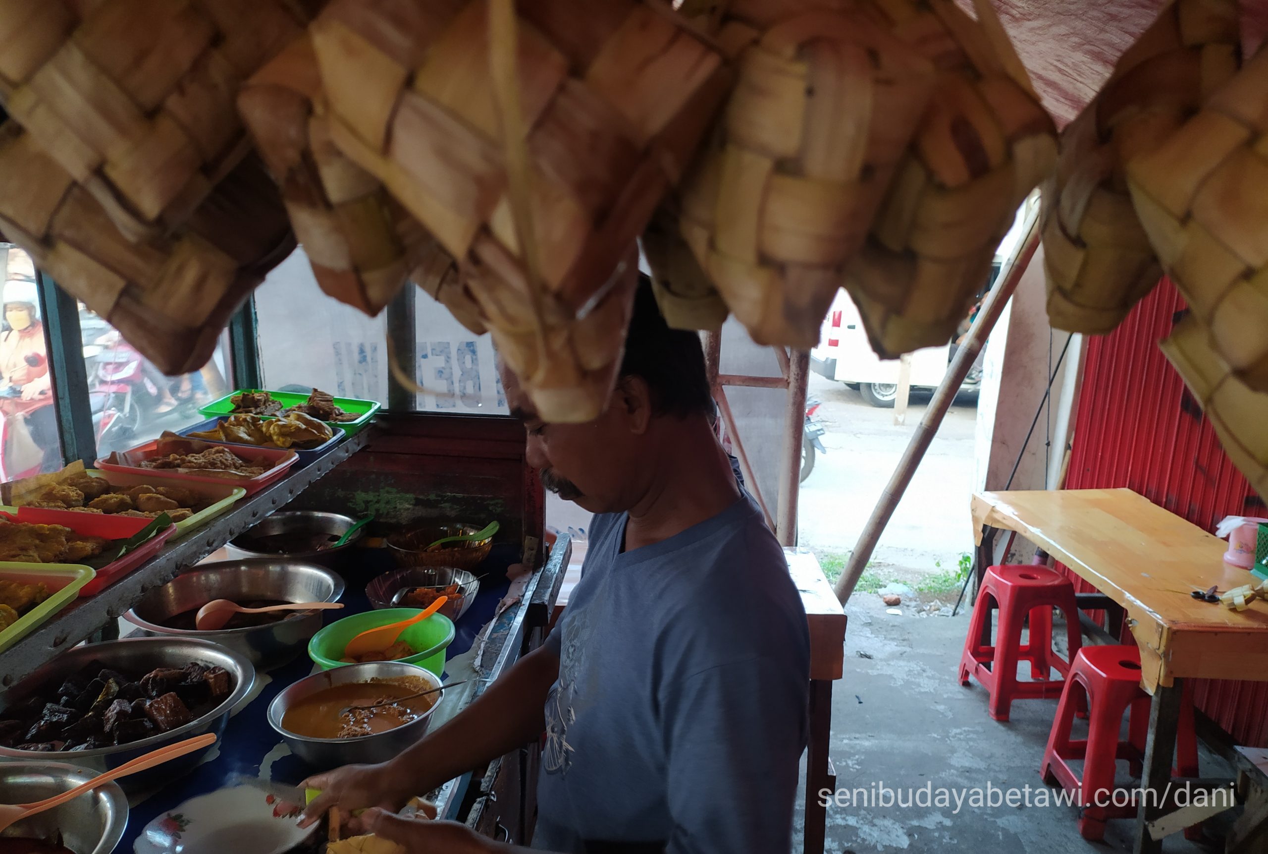 Menyantap Ketupat Sayur Betawi