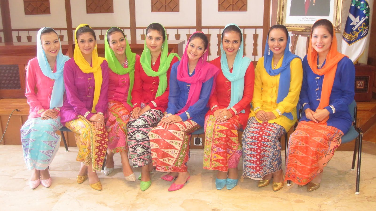 Di Balik Warna Cerah Kebaya Encim Betawi